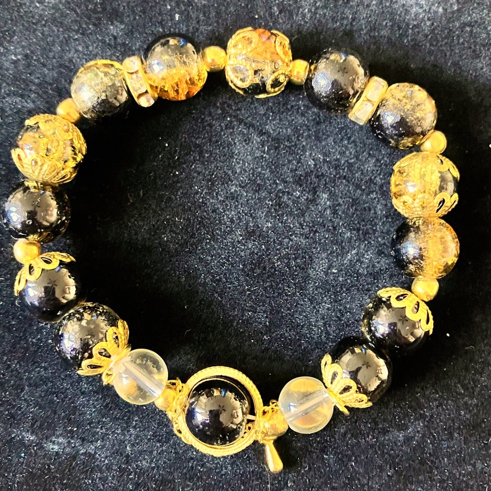 Black and gold beaded bracelet with adjustable clasp #jewellery
8cm/3.14in